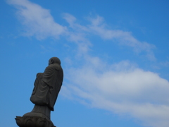 空駆ける石像