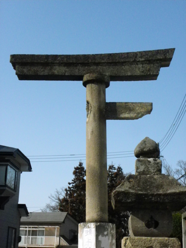 地震で破壊された鳥居