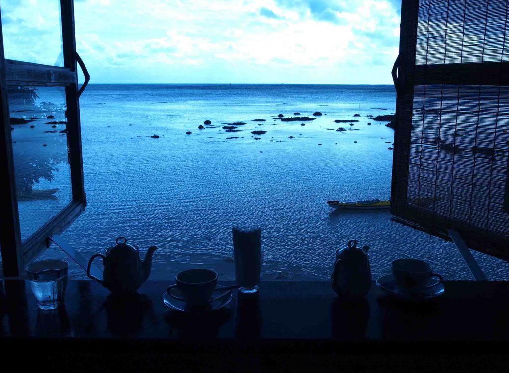 カフェの窓、海辺