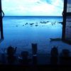 カフェの窓、海辺