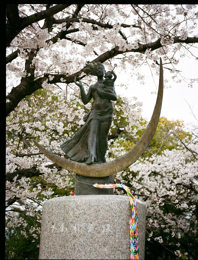 しゃぼんだまを吹く子の像　と　桜　