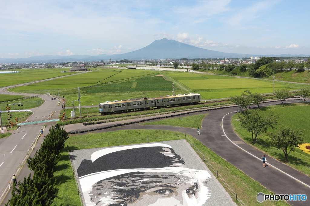 弘南鉄道　デハ7000系（岩木山と石のアートも）　