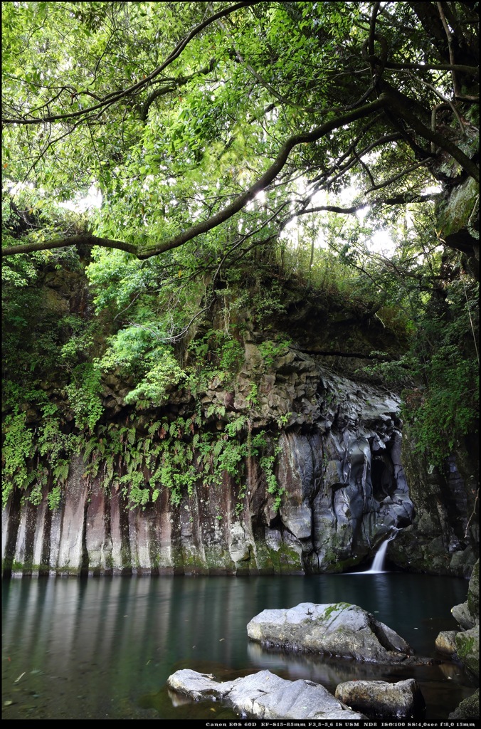 屏風岩と滝