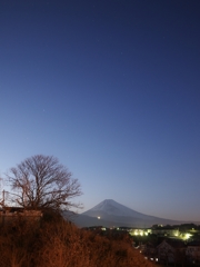 雪に覆われた日没後の富士山