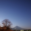 雪に覆われた日没後の富士山