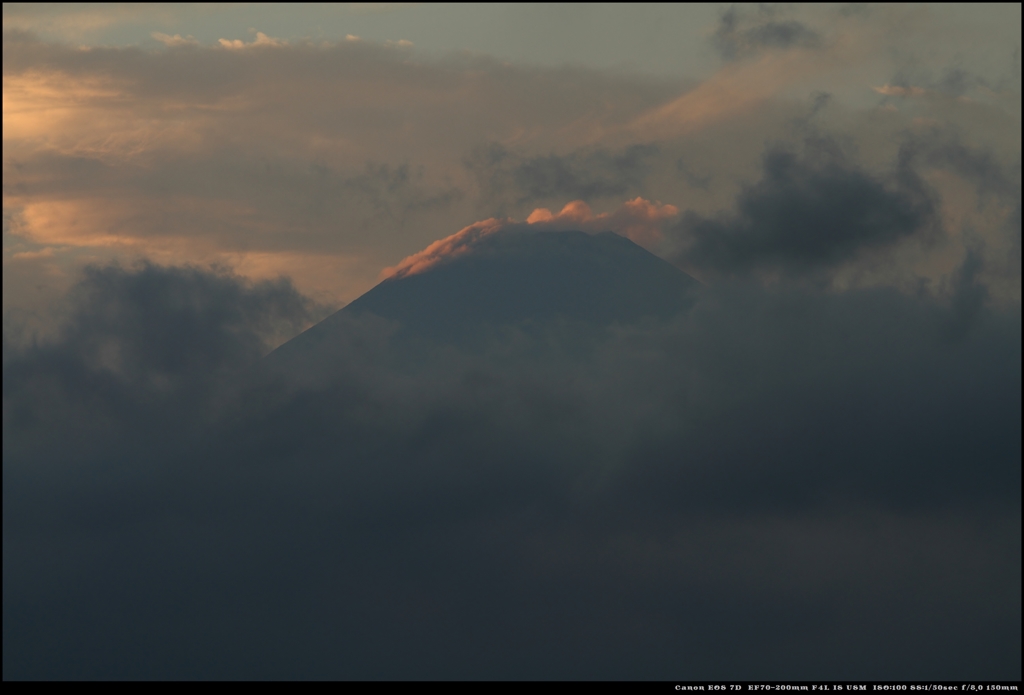 雲に満たされる霊峰