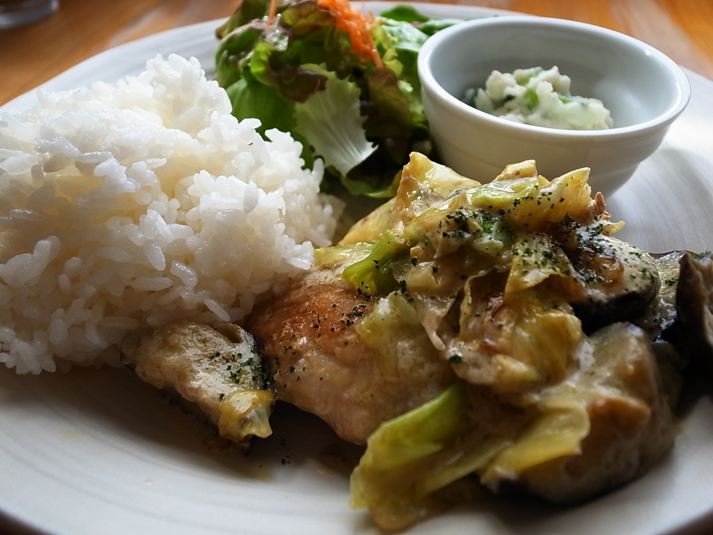 近所のカフェで昼食