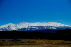 雪残る鳥海山