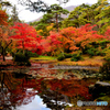 水面に映る紅葉谷