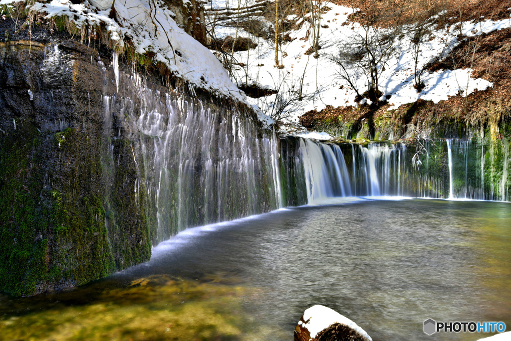 岩盤を伝えし水が湧き出づる