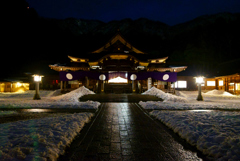 冬の宵の弥彦神社１