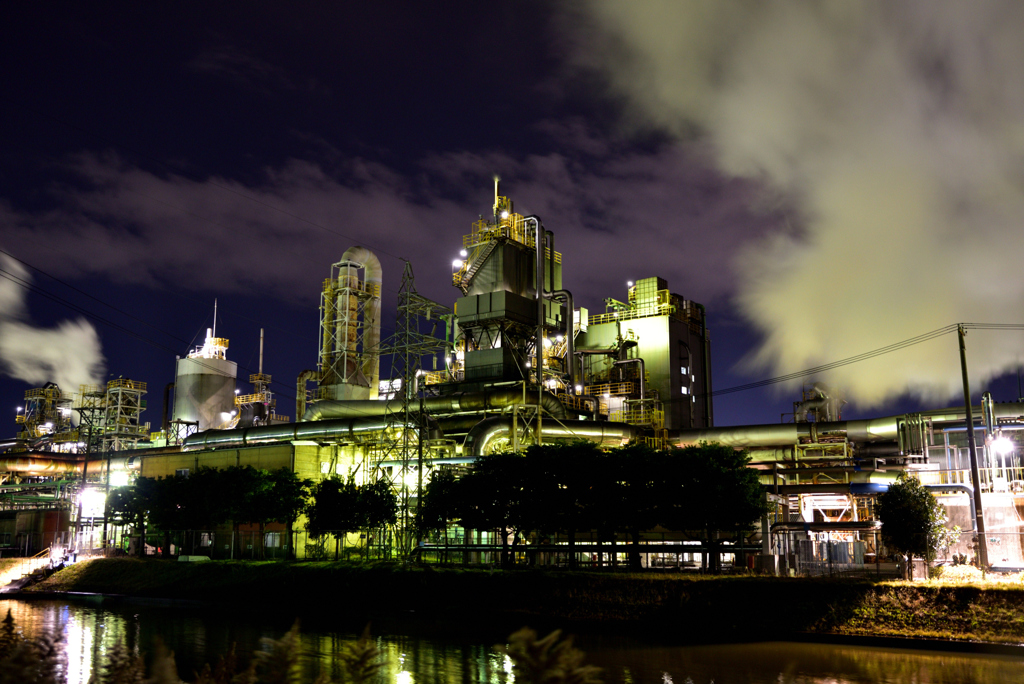 雲と蒸気と煙と工場夜景２