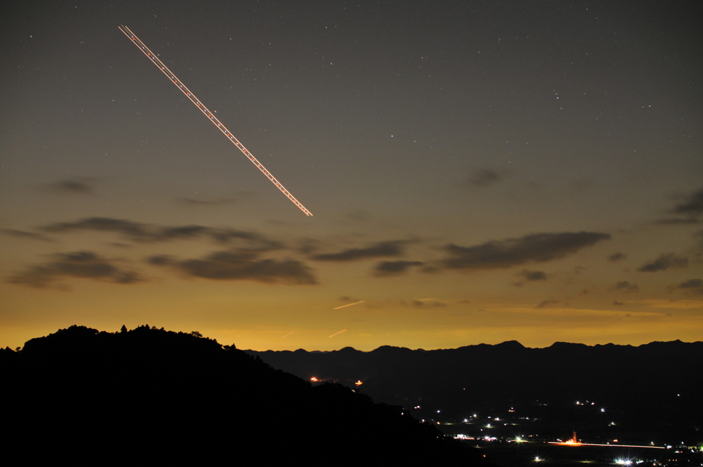 夜空に航空機の足跡