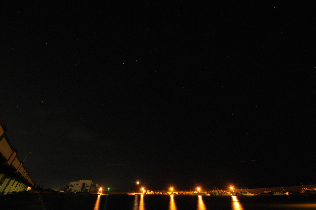 漁港の夜空