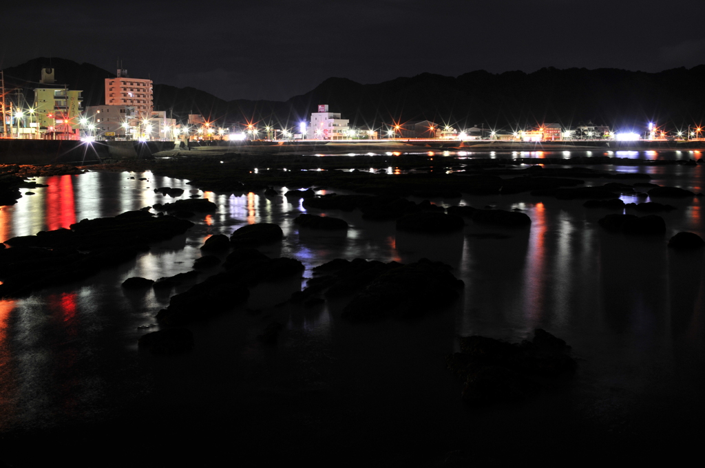 賑やかな夜の海