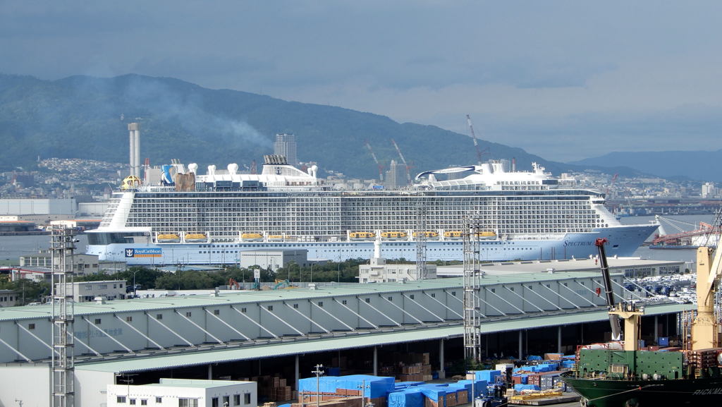 神戸出港の「Spectrum of the Seas 168,666tons」①