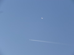月と飛行機