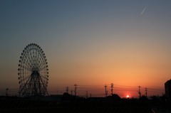 観覧車と夕日と飛行機