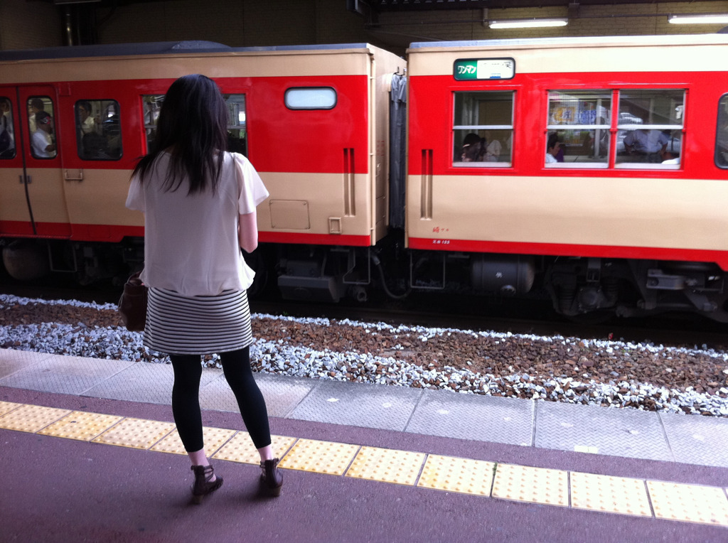 汽車を待つ君の......