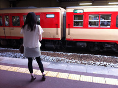 汽車を待つ君の......
