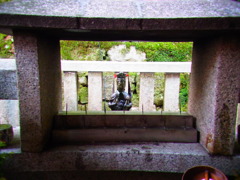 覗かれる濡れ地蔵