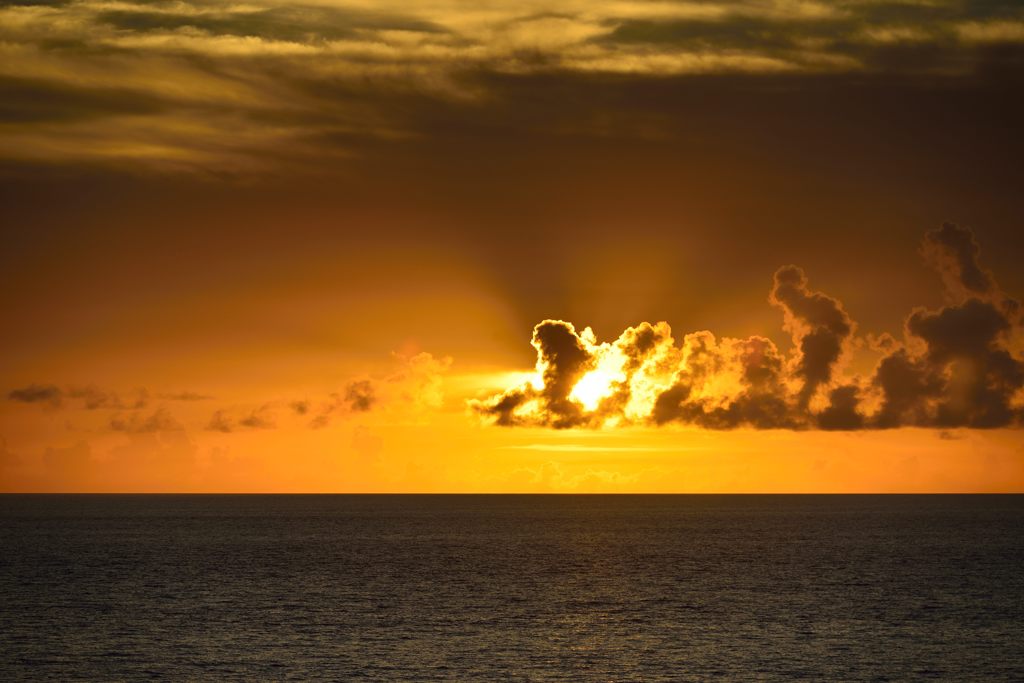 万座毛で粘っての夕日！