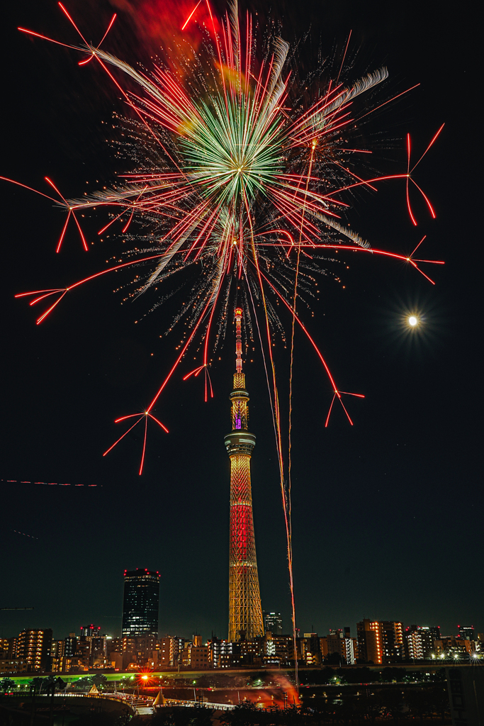 夜空を彩る、スカイツリーのフラワーフェスティバル