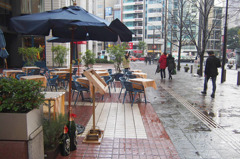 雨上がりのカフェ前