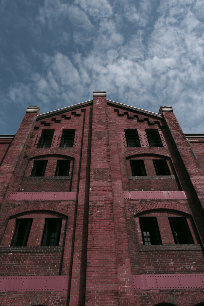 赤のレンガで倉庫