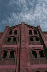 赤のレンガで倉庫