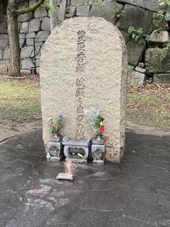 秀頼、淀君終焉の地