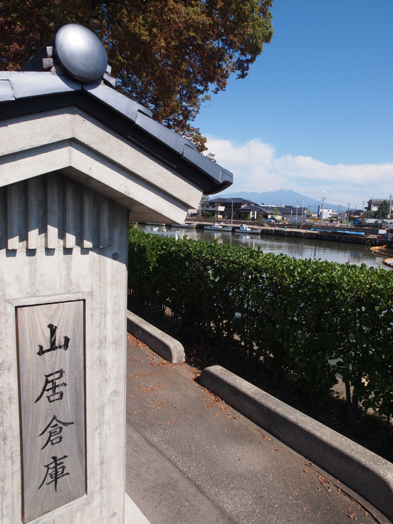 鳥海山と山居倉庫