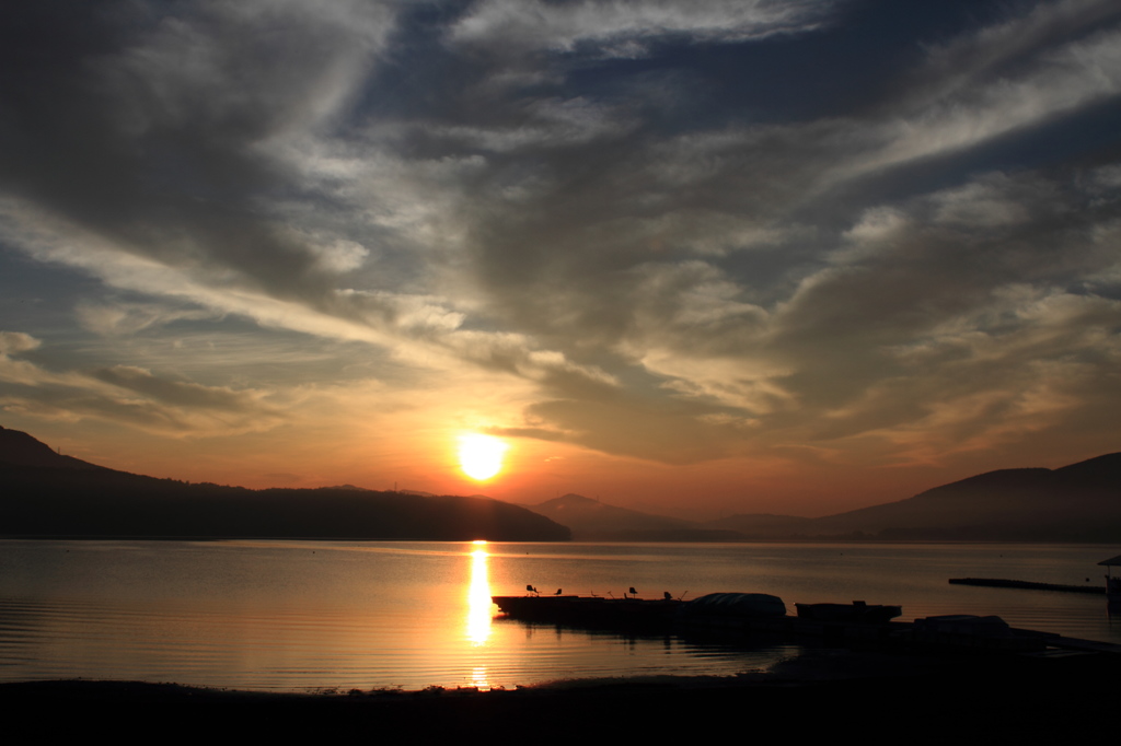 山中湖の夜明け