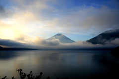 山中湖での夜明け