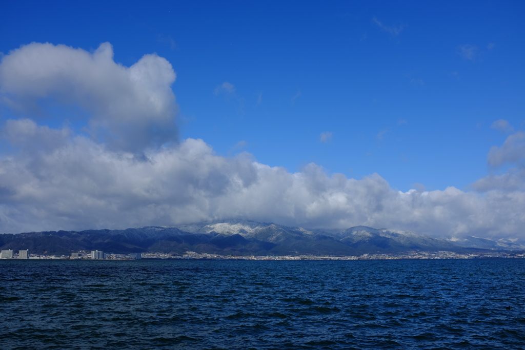 冬の湖岸