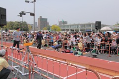 広島ストリート陸上にてサインをする萩原選手と朝原・為末ペア