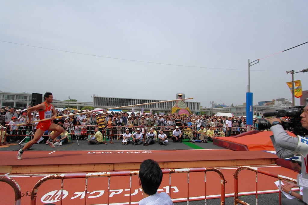 ストリート陸上　棒高跳び萩原翔