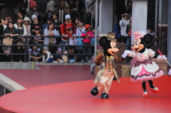 ミッキー・ミニーをだらけてみる子供たち