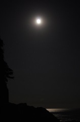 江の島で見る月明かり
