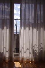 窓の向こう