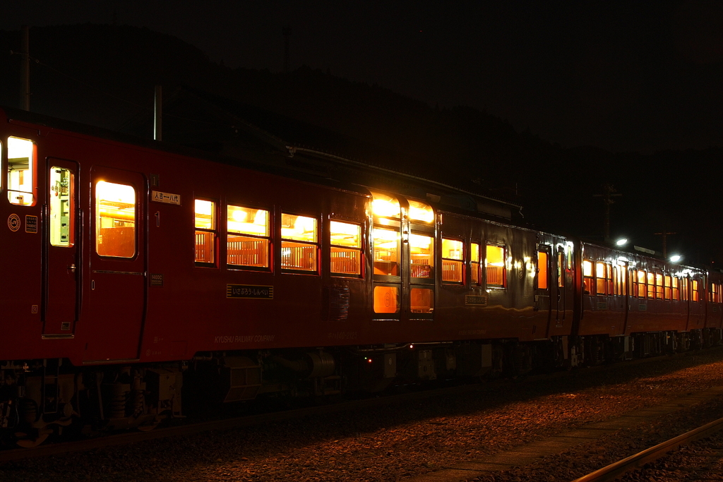 夜の帳が降りた坂本駅