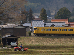 【加工写真です】トラクターとローカル線電車