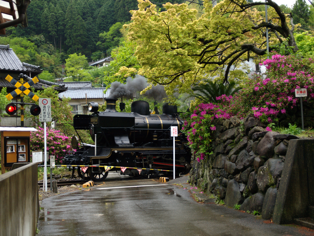 雨の日、ある踏切