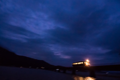 夕闇の由良川橋梁にて