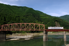 球磨川第一橋梁と単行列車