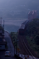 霧の中で朝日を浴びる鉄橋