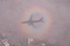 虹に囲まれる機影