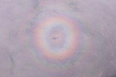 虹に囲まれる機影その2