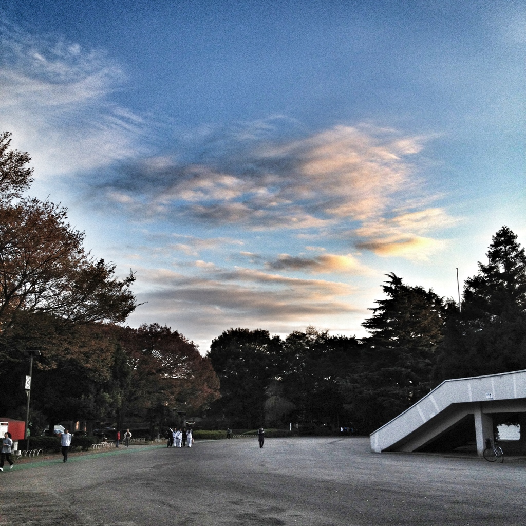 青い空にクリームを