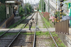 踏切を渡るお婆ちゃん
